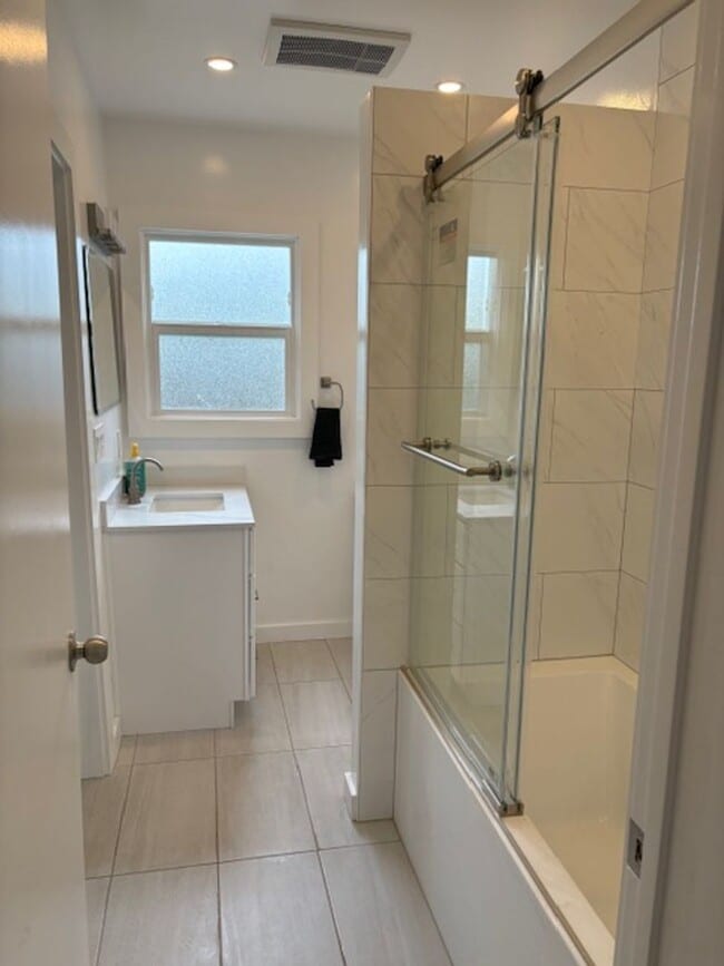 Building Photo - Beautiful Remodeled Berkeley 3 Bedroom Dup...