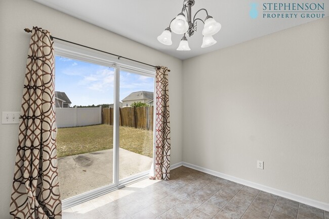 Building Photo - Freshly Remodeled 5 Bedroom with Primary B...