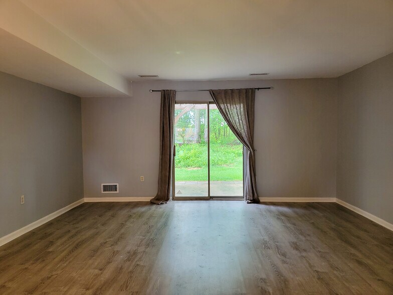 Building Photo - 358 Meetinghouse Ln