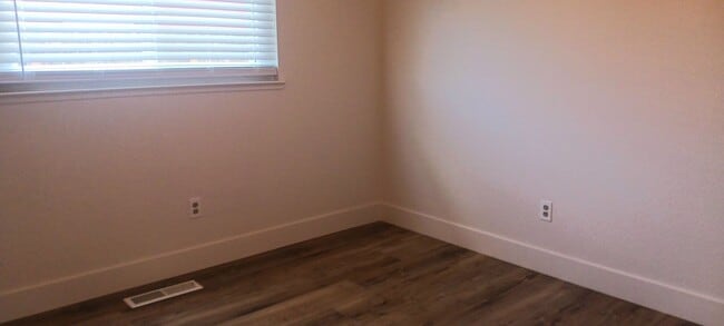 Building Photo - Updated 3 bedroom with A/C and Yard