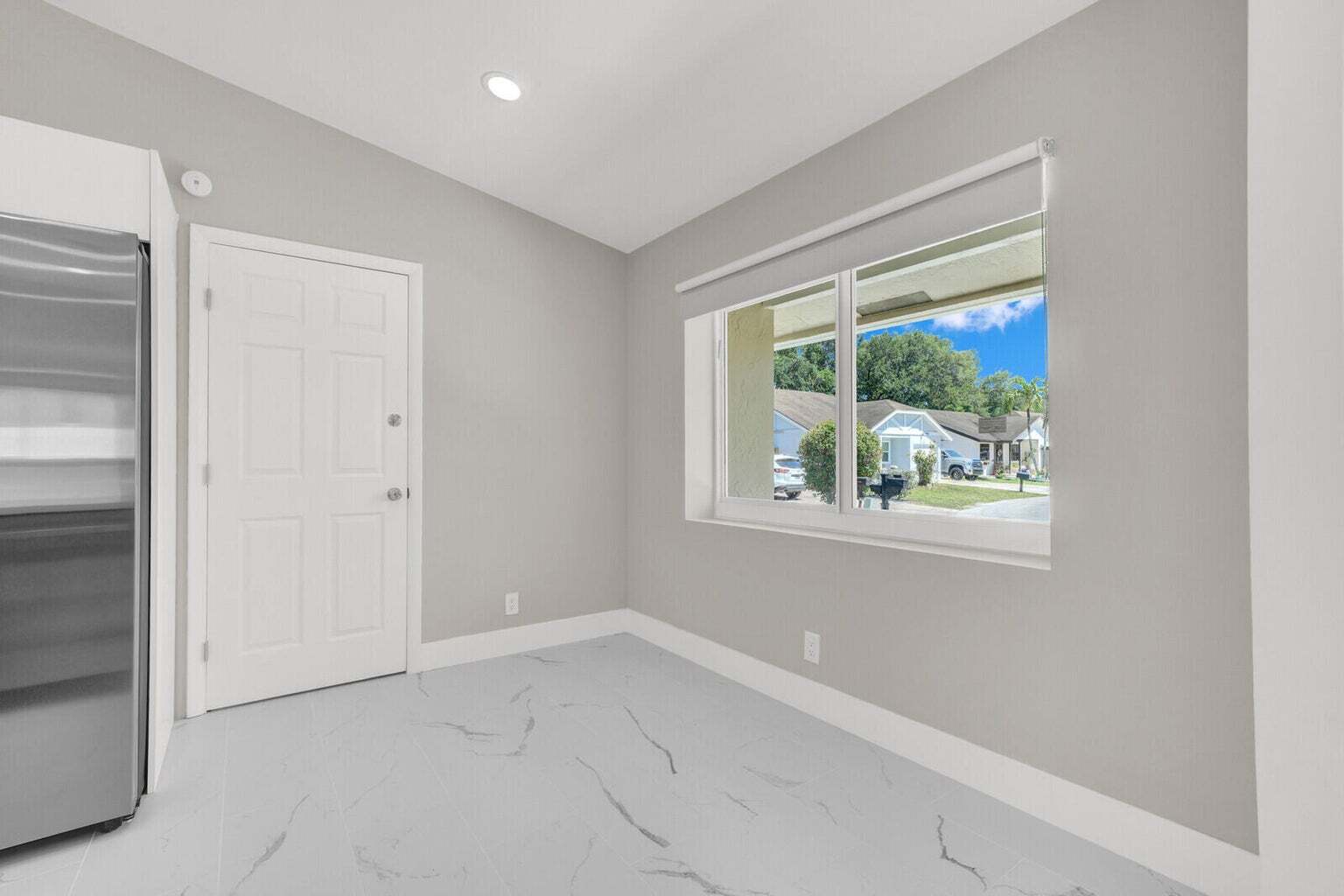Building Photo - 23392 Country Club Dr E