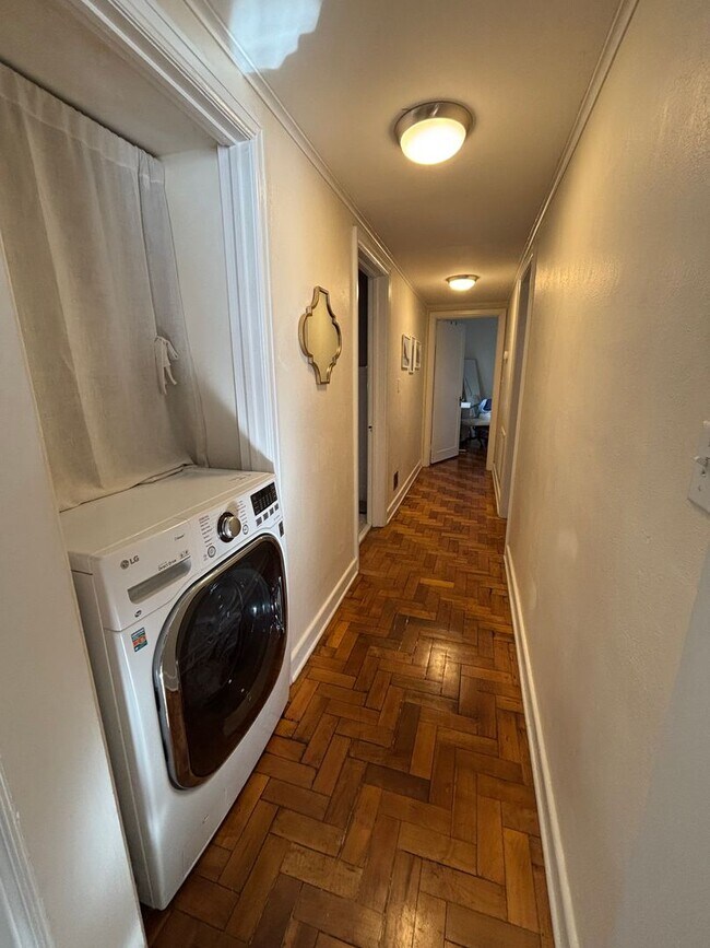 Building Photo - R1026 University Heights