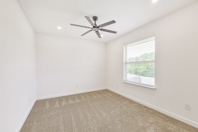 Building Photo - 15203 Lake Powell Dr