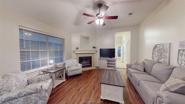 Building Photo - 810 Camellia Ct