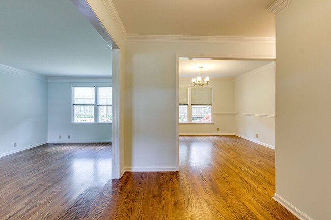 Building Photo - Vanderbilt/Belmont!