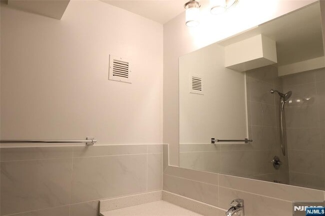 Building Photo - 1600 Center St