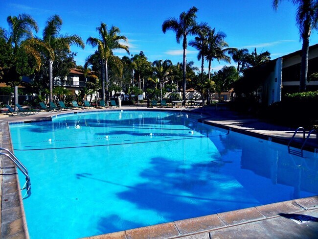 Building Photo - Spacious 2-Story Townhome near the Beach!