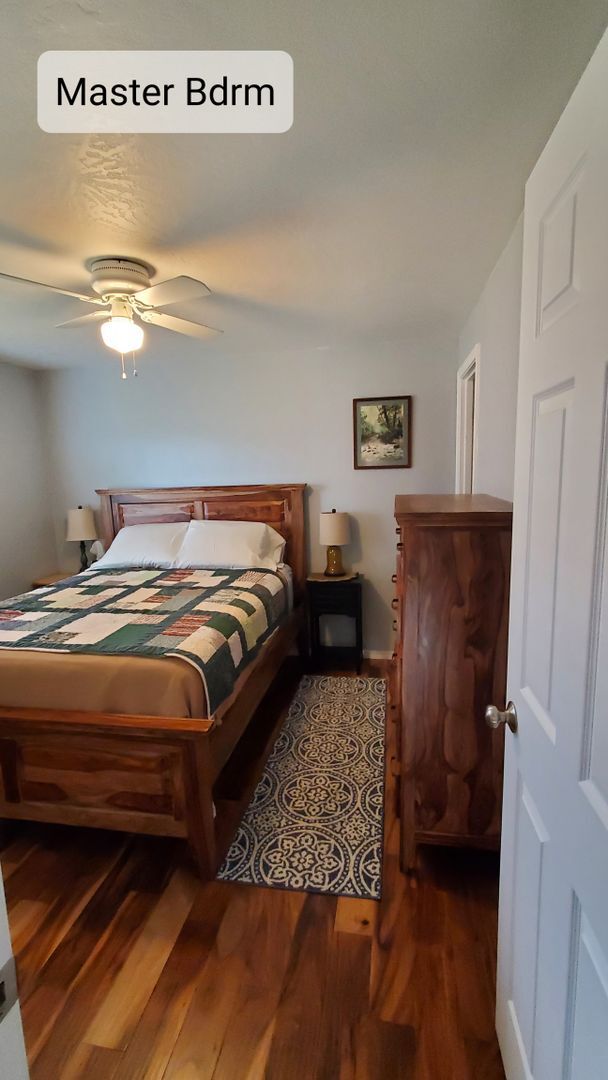 Building Photo - Charming 3 Bed, 2 Bath House with 2 Car Garage, Fenced Backyard and Central AC!