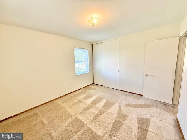 Building Photo - 6219 Yellowstone Dr