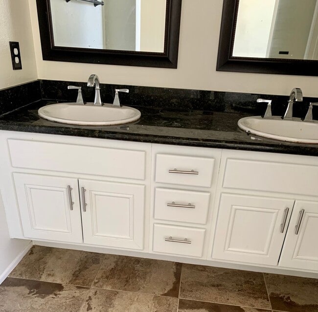 Building Photo - Remodeled 3 bedroom townhome in Aliso Viejo