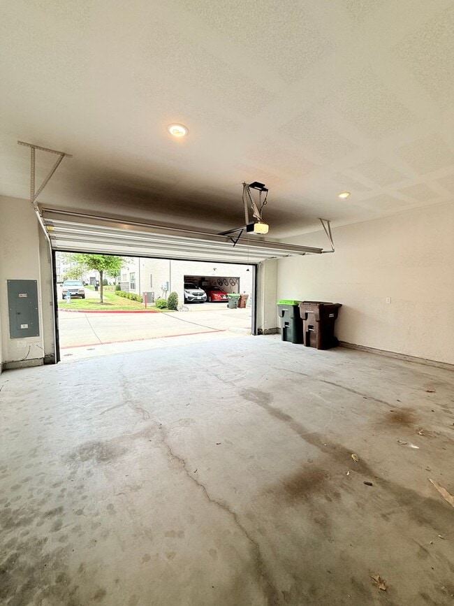 Building Photo - AVAILABLE NOW -Stunning 3-Bedroom Townhome Overlooking Greenbelt in Plano ISD 600 Collier Drive