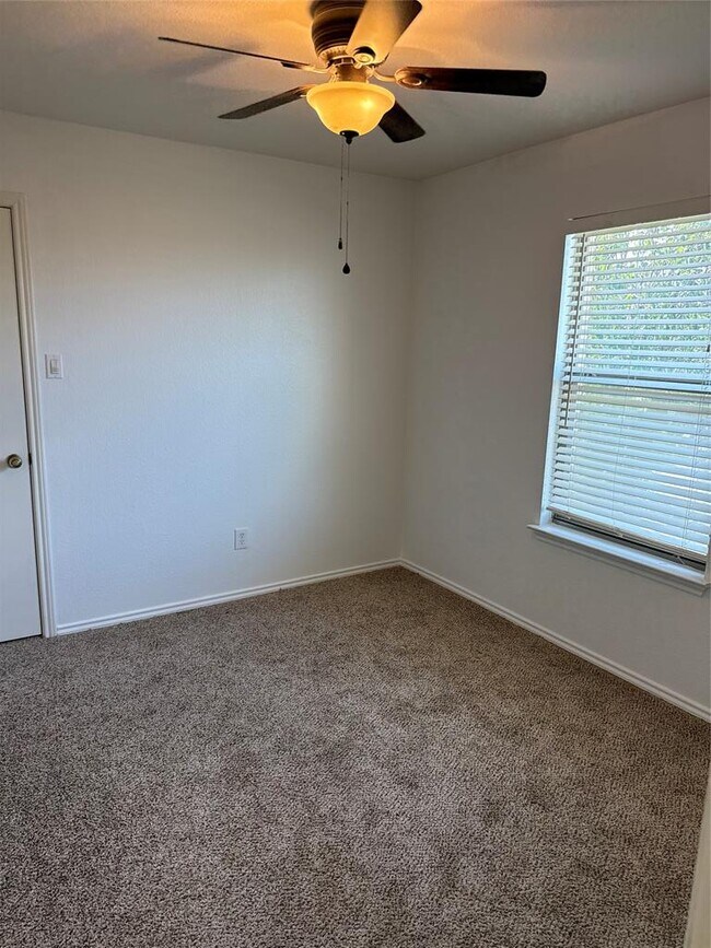 Building Photo - 2114 Cottontail Dr