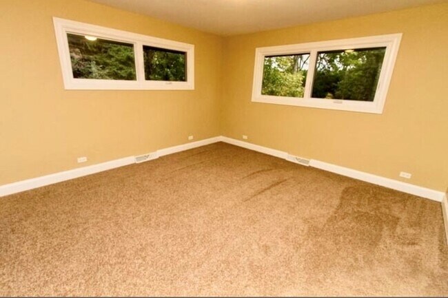 Building Photo - 11 Woodridge Dr