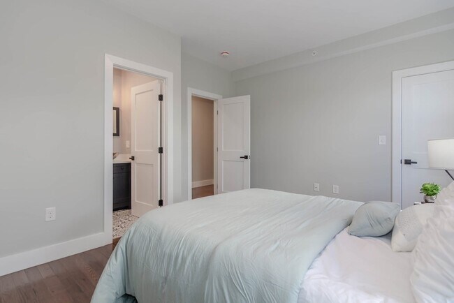 Building Photo - 71 Savin St