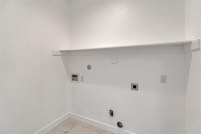 Building Photo - 2707 Hardy St
