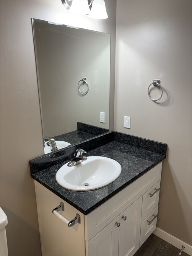 Building Photo - 2 bedroom, 2 bath available for Pre-leasing!