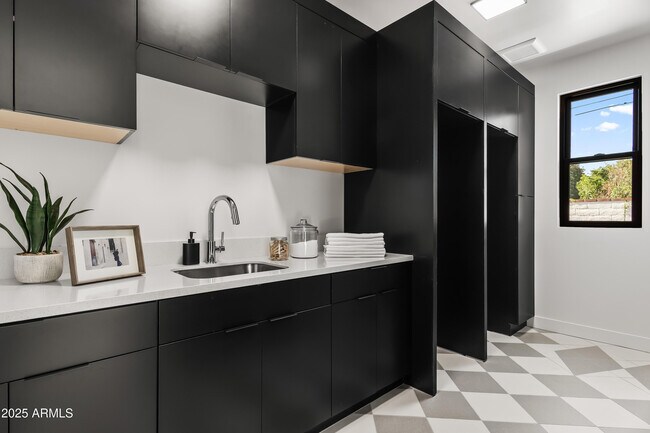 Building Photo - 1538 W Wagon Wheel Dr