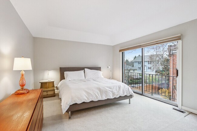 Building Photo - 19 Landmark St