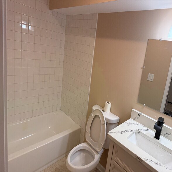 Building Photo - 4820 Hayes St NE