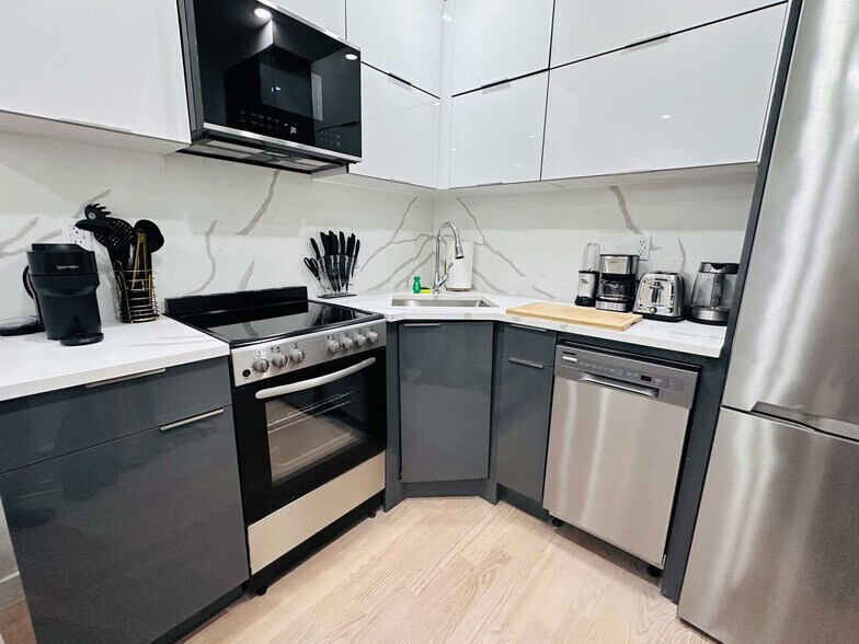 Building Photo - 347 E 78th St