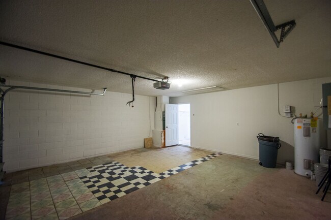 Building Photo - 3 Bed 2 Bath Home with Stainless Steel App...