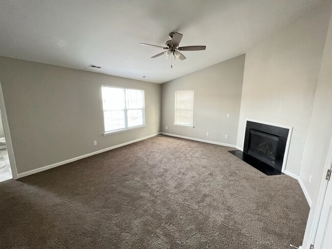 Building Photo - Beautiful Townhouse w/ 1st Floor Bedroom