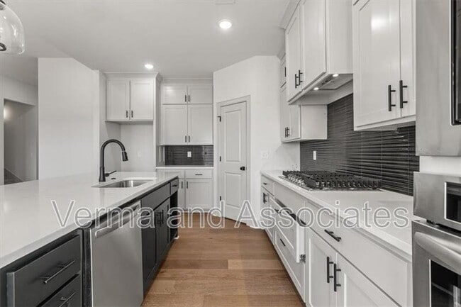 Building Photo - 1050 Whistler St