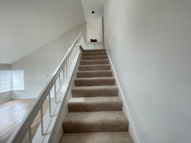 Building Photo - Beautiful 3 Bed 2.5 Bath Home with SOLAR i...