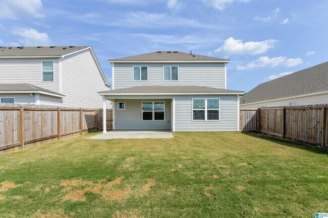 Building Photo - 900 Hawthorn Ln