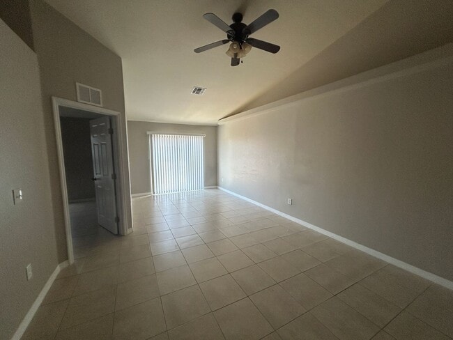 Building Photo - 523-527 SE 6 Place