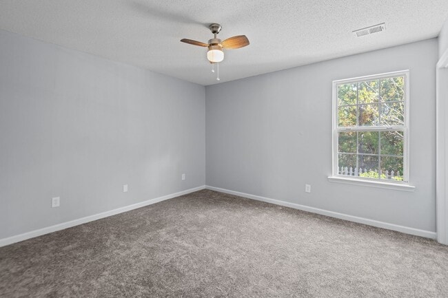 Building Photo - Beautiful 3 bedroom HOME