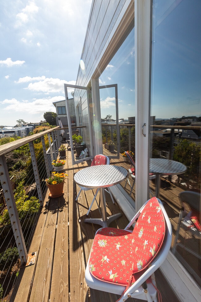 Building Photo - 64 Encanto Ave