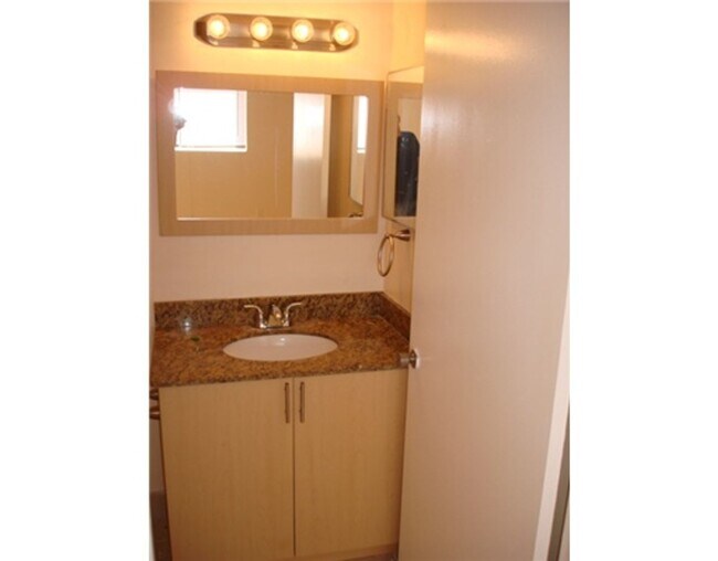 Building Photo - Townhome 2 Bedroom 2.5 Bathroom and fenced...