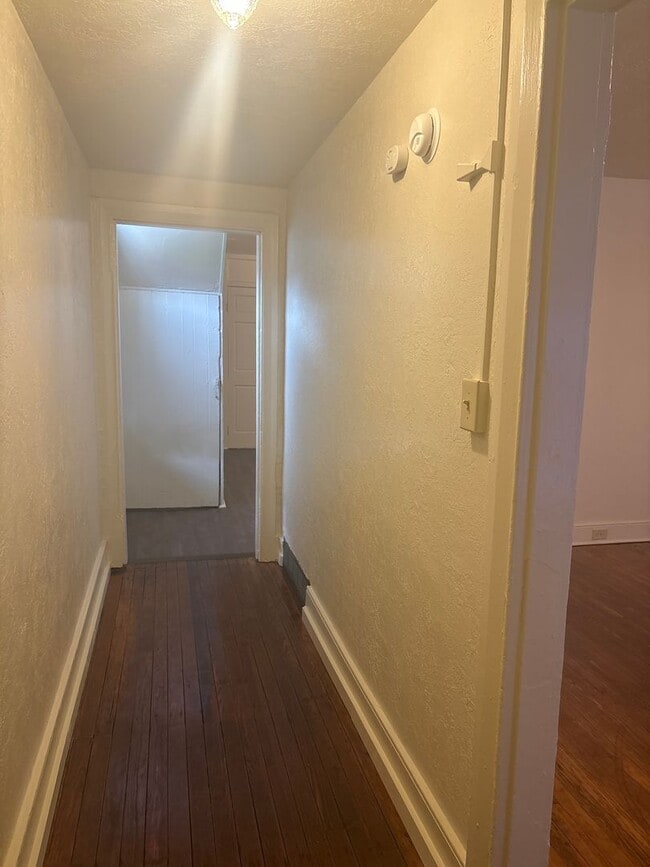 Building Photo - 3 Bedroom House, Parking, Yard-York City SD