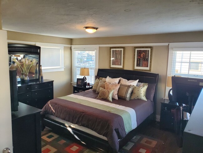 Building Photo - Available now! Emeryville 4 bedroom 3 bath house with Studio loftspace unit