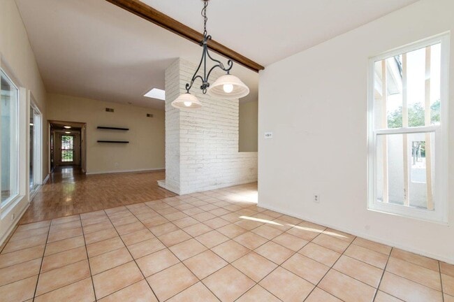 Building Photo - 3bd/2ba single family house in University ...