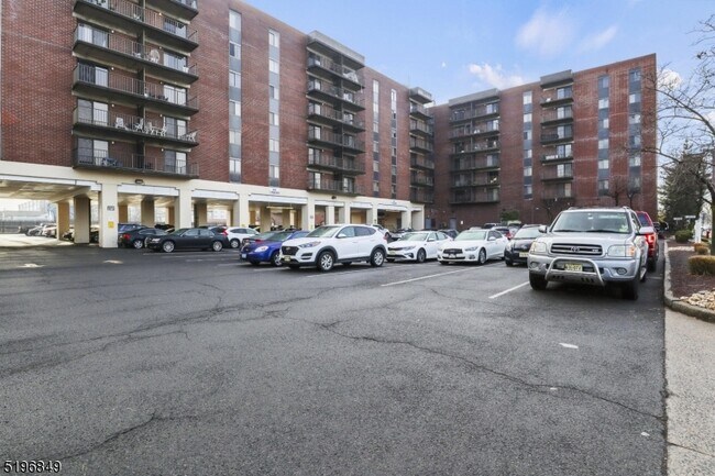 Building Photo - 10 N Wood Ave