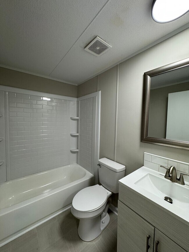 Building Photo - Beautifully Updated 3 Bed 2 Bath Home with...