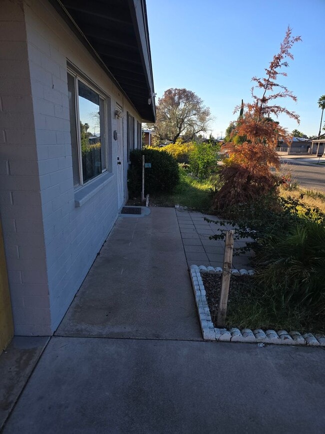 Building Photo - Rooms for Rent – Furnished, Lockable, & Private Backyard! 6 Spots Open.