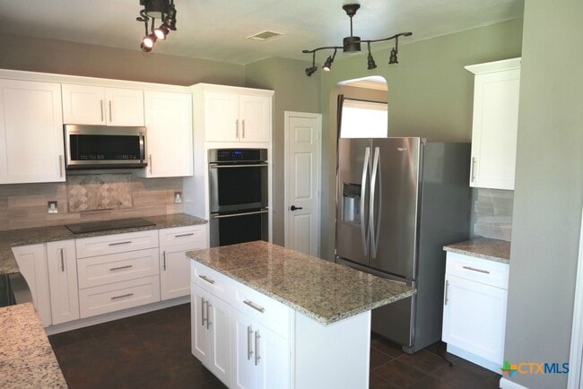 Building Photo - 413 Cattail Cir