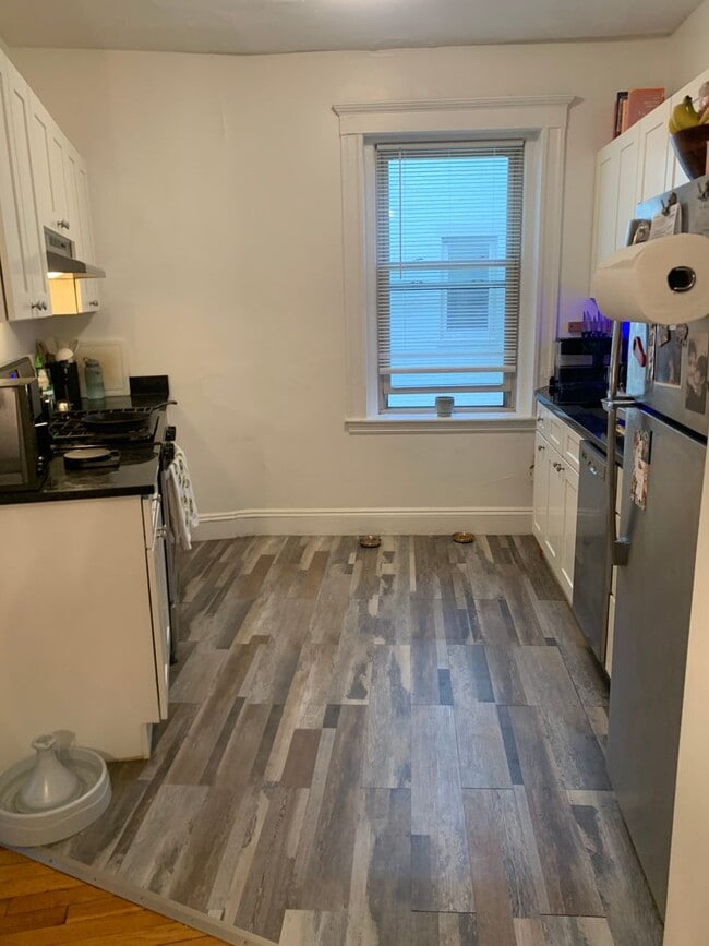 Building Photo - 260 Kelton St