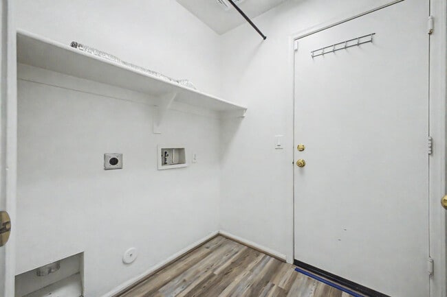Building Photo - 4649 E Augusta Ave