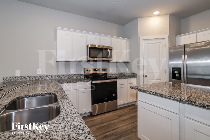 Building Photo - 613 Ava Trl