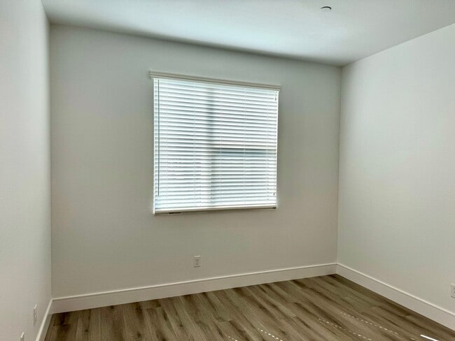 Building Photo - Application Pending - Newer One Bedroom in...