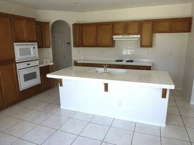 Building Photo - 27647 Rosemont Ct