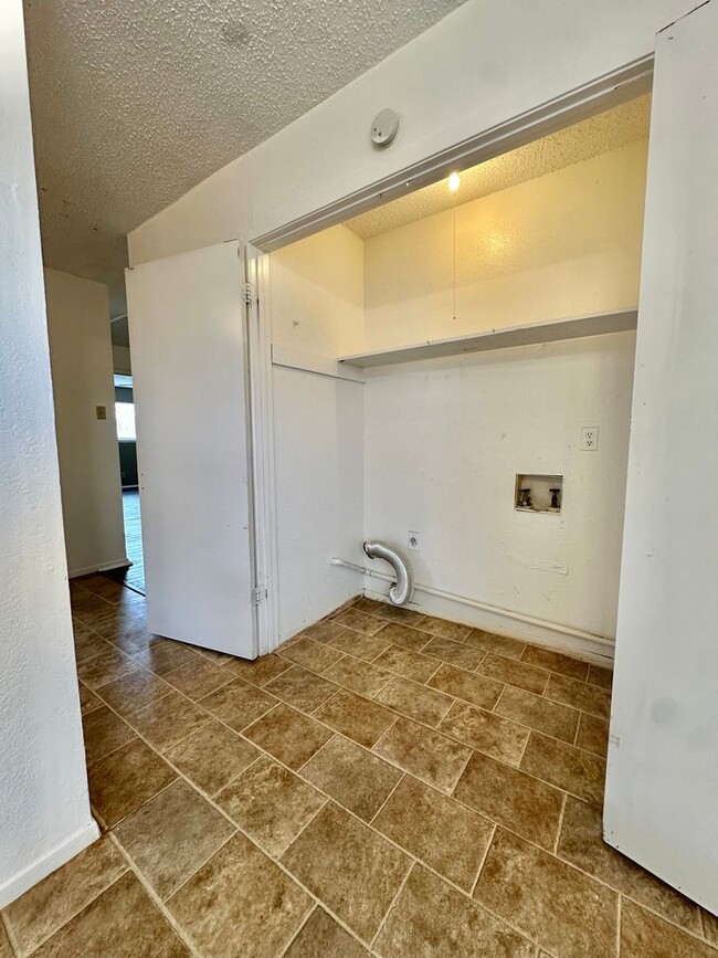 Building Photo - Now Available - 2-Bed 2-Bath Duplex in Gre...