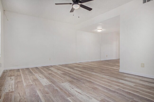 Building Photo - 1029 E Bendix Dr