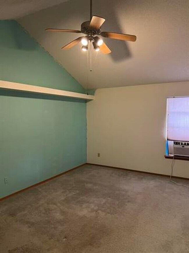 Building Photo - Lovely 3 Bedroom 2 bathroom home with pool