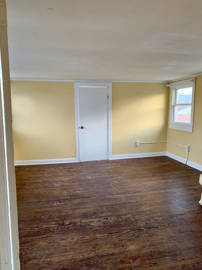 Building Photo - Charming 2 Bedroom with bonus room home in Historic Downtown Morehead City Walking District! Walk...