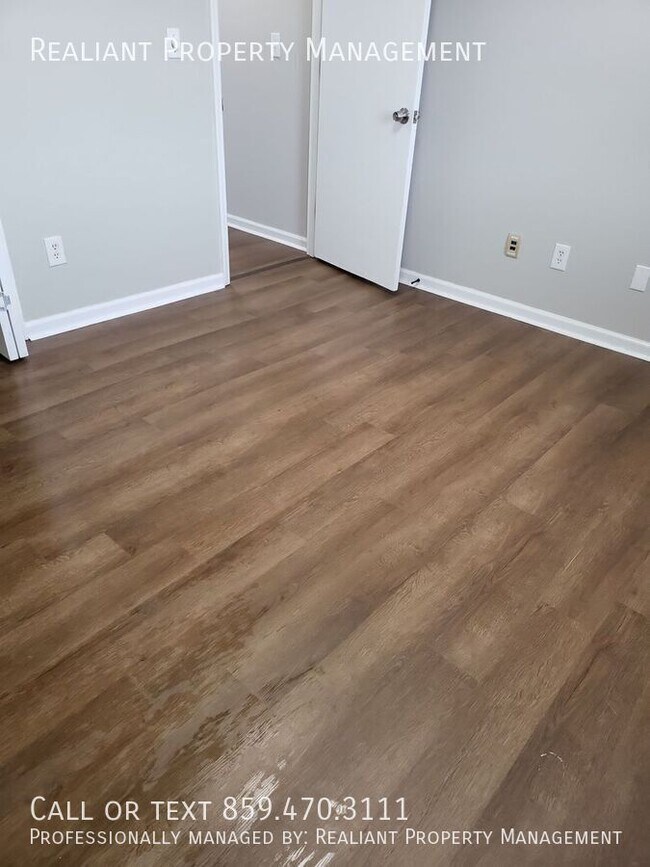 Building Photo - 425 Lenney Dr